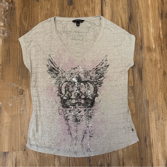Rock & Republic Gray Purple Short Sleeve Studded Alt Grunge Crown Wings Top - Picture 6 of 9
